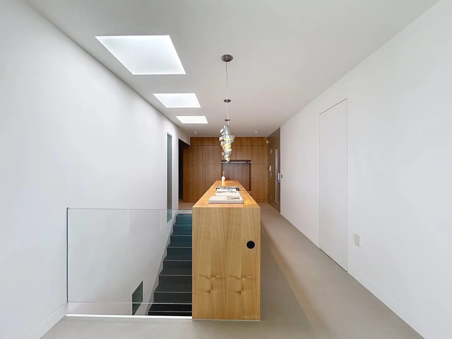 Propriété contemporaine de 600 m² avec vue panoramique sur le lac - Photo 2 sur 15