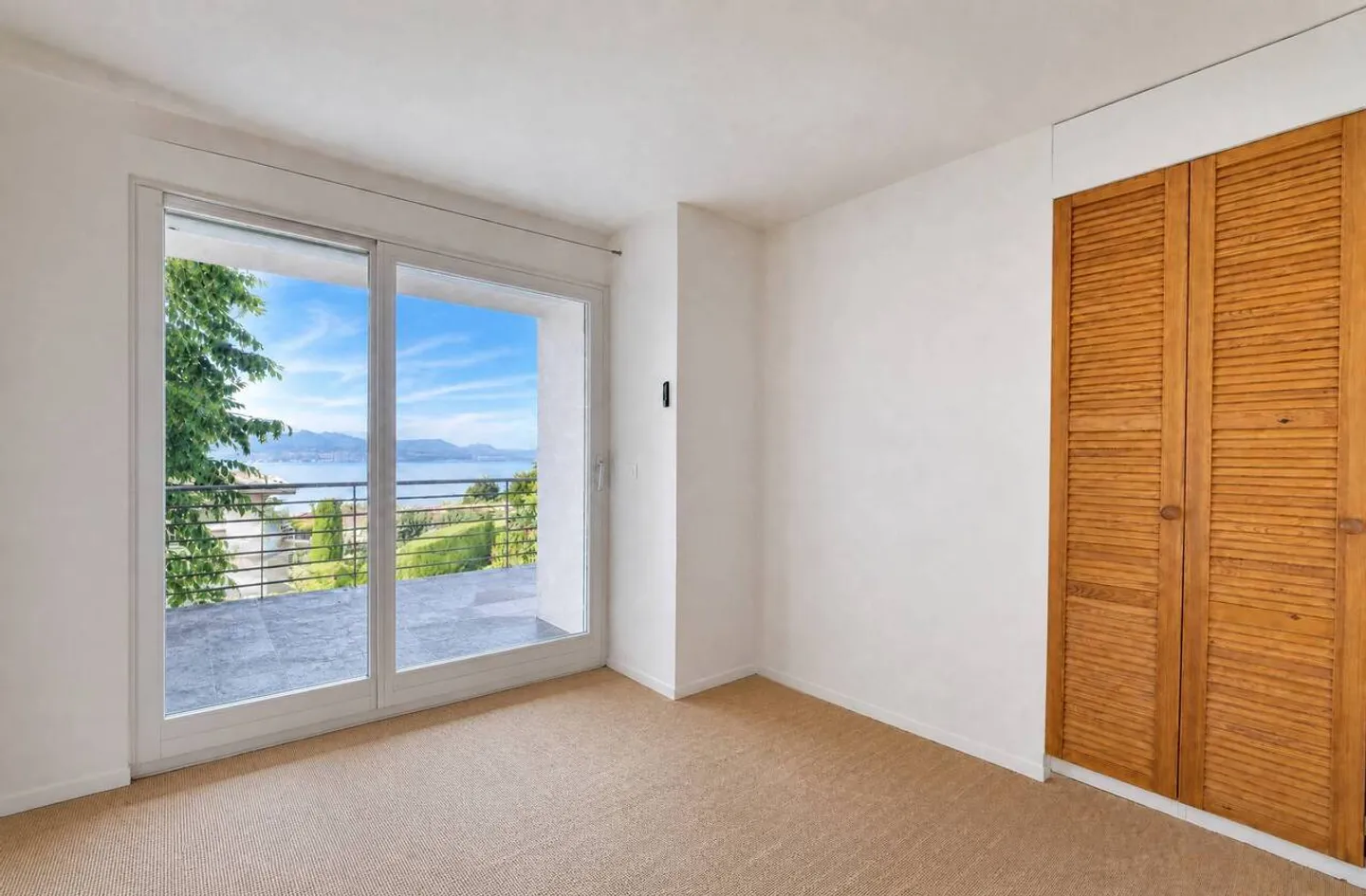Rara villa bifamiliare con vista mozzafiato sul lago, nel cuore di un quartiere residenziale - Foto 8 di 13