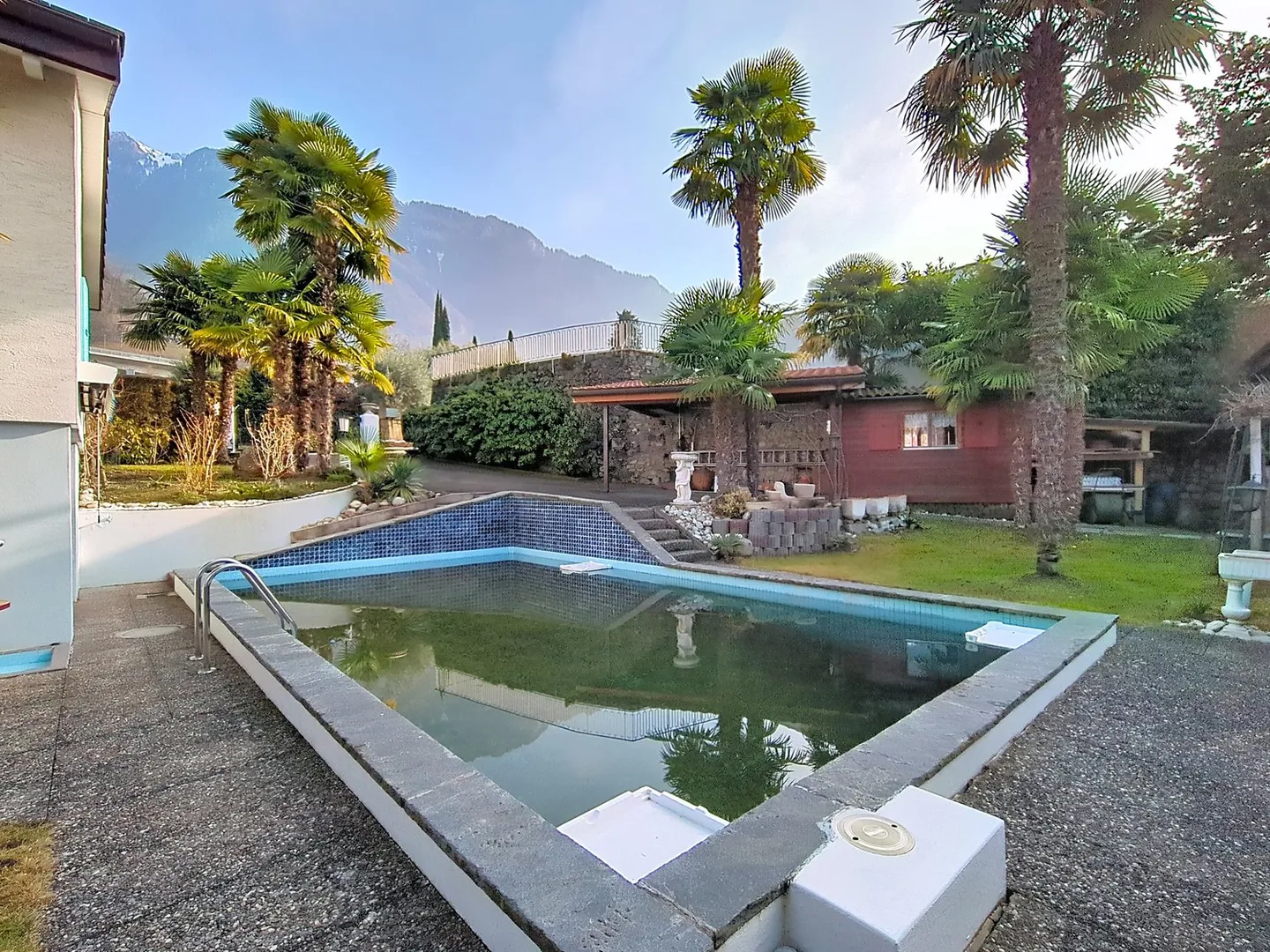 Esclusivo - Casa unifamiliare con 7 camere, piscina, giardino e vista lago. Da ristrutturare - Foto 17 di 19