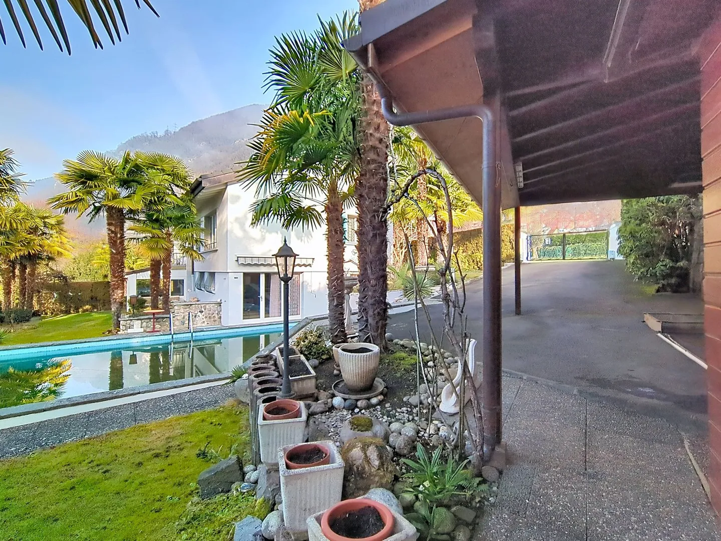 Esclusivo - Casa unifamiliare con 7 camere, piscina, giardino e vista lago. Da ristrutturare - Foto 18 di 19