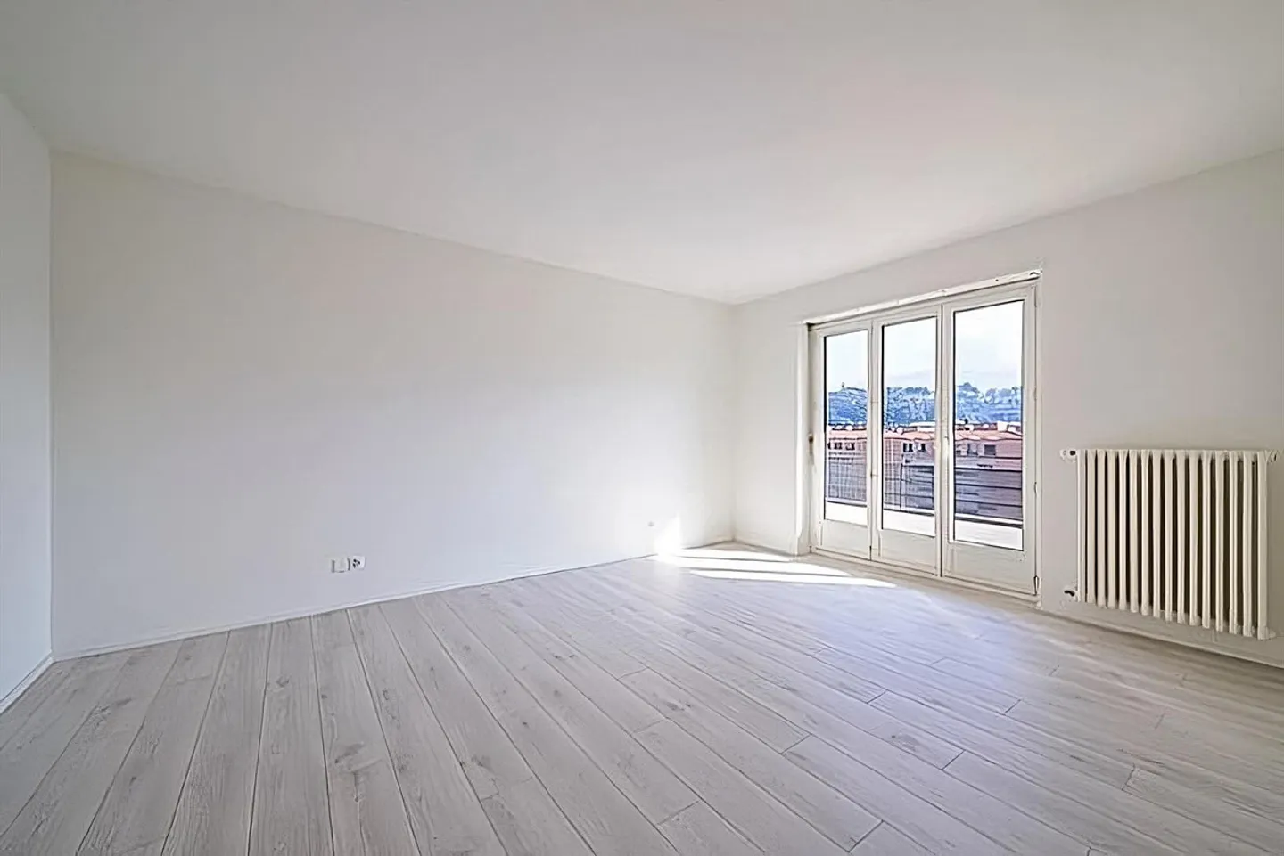 Ampio appartamento di 4,5 stanze completamente ristrutturato a Chiasso - Foto 2 di 8