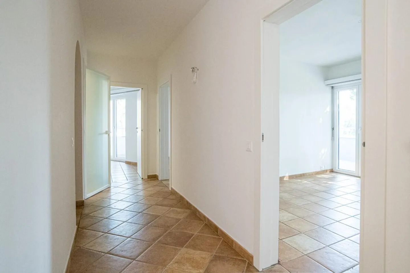 ARZO – APPARTAMENTO IN VILLA UNICA NEL SUO GENERE - Photo 7 of 15