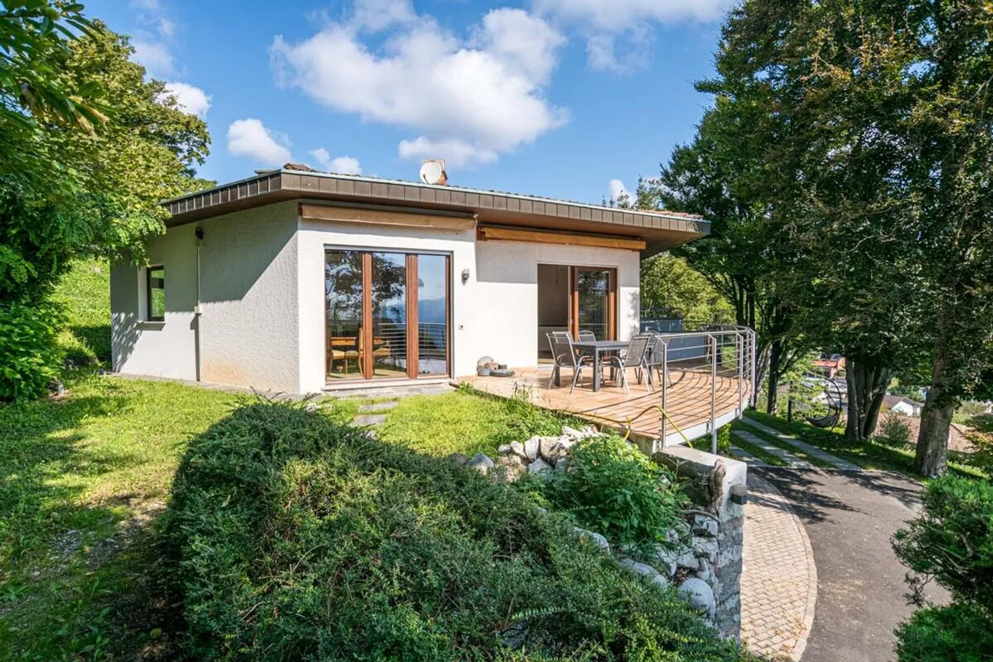 ARZO – APPARTAMENTO IN VILLA UNICA NEL SUO GENERE - Photo 2 of 15