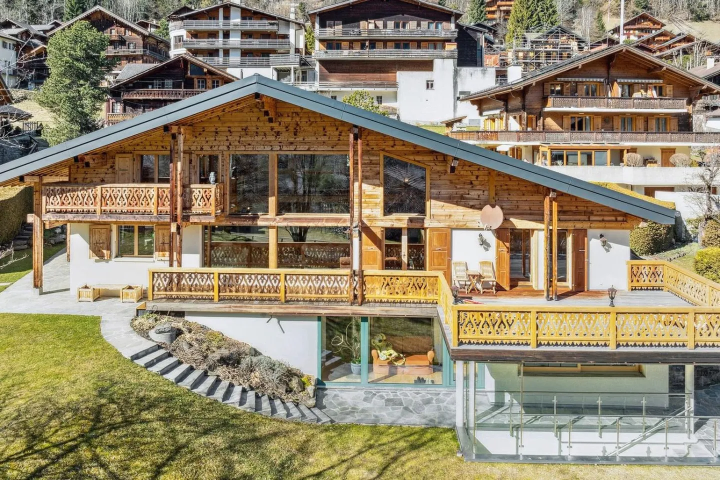 Chalet mit 10 Zimmern - Foto 1 von 13