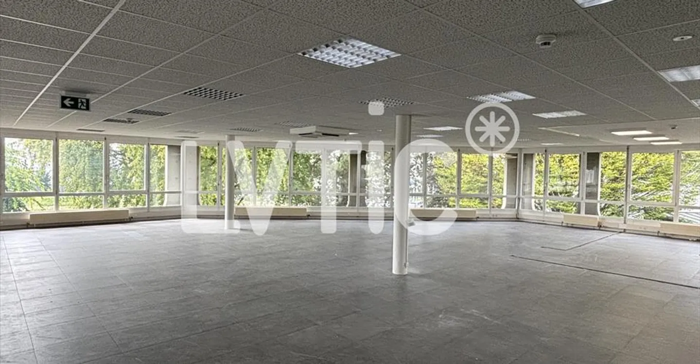 Mixed-use building for rent - Photo 2 of 8