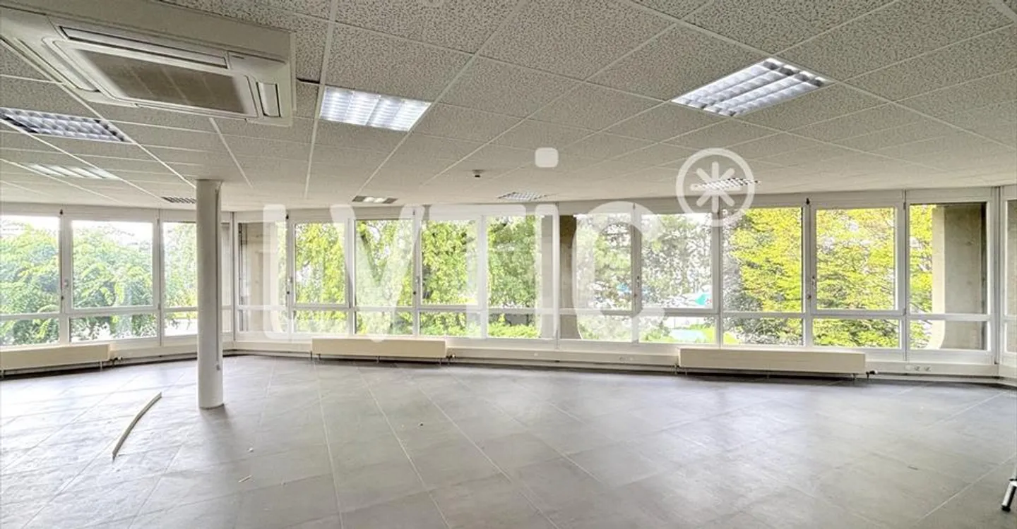 Mixed-use building for rent - Photo 3 of 8