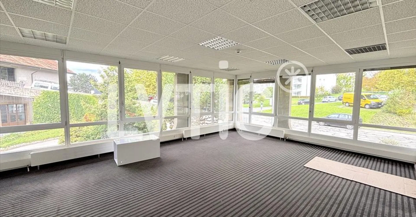 Mixed-use building for rent - Photo 4 of 8