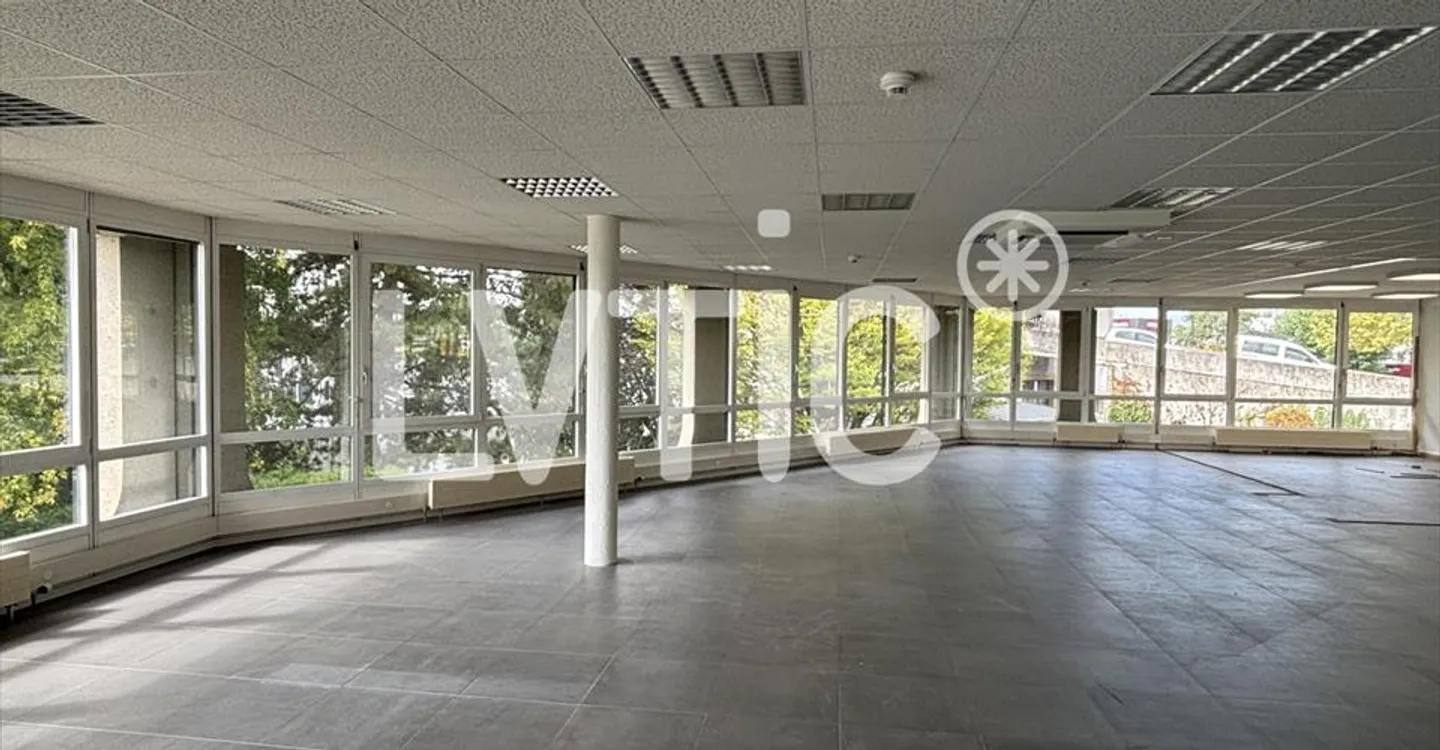 Mixed-use building for rent - Photo 5 of 8