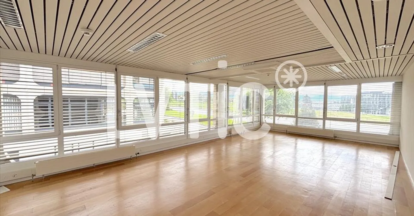 Mixed-use building for rent - Photo 8 of 8