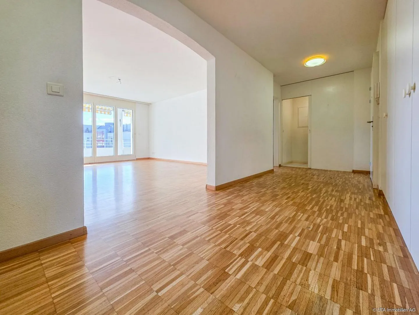 Komfortable 4.5 Zimmer-Wohnung mit sonnigem Balkon-zentral gelegen - Foto 4 von 13