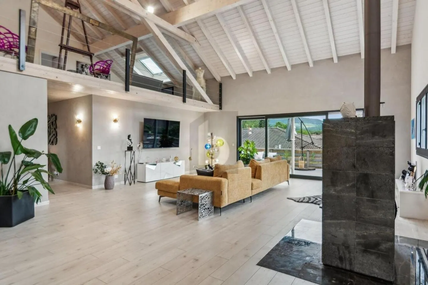 MAGNIFICENT, VERY SPACIOUS AND FULL OF LIGHT - Photo 3 of 6