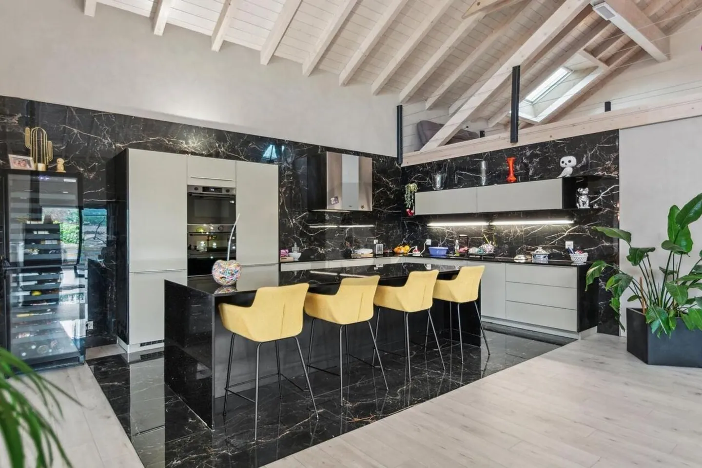 MAGNIFICENT, VERY SPACIOUS AND FULL OF LIGHT - Photo 4 of 6