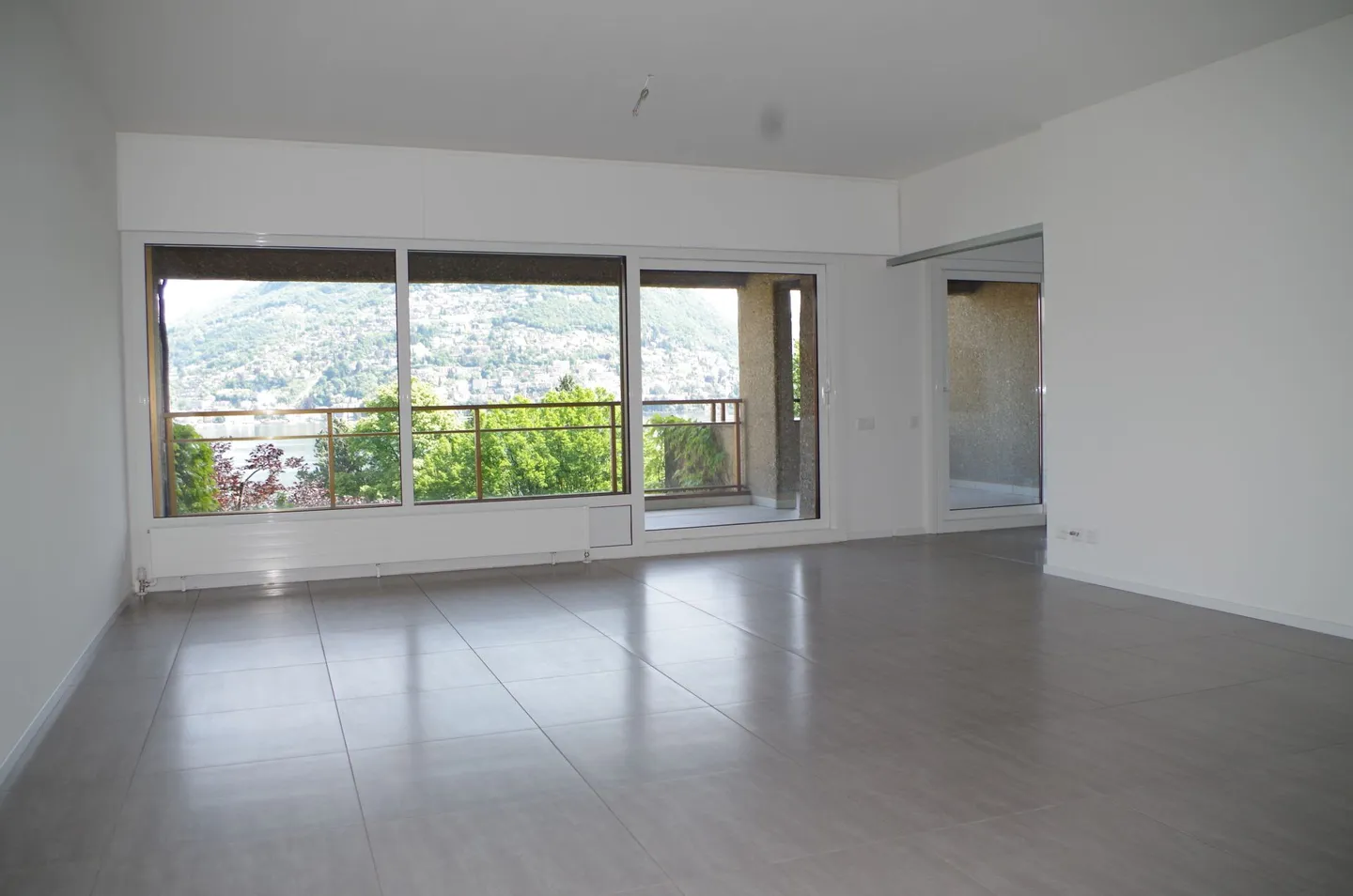 Magnifico appartamento duplex di 4,5 stanze con vista sul lago di Lugano - Foto 1 di 6