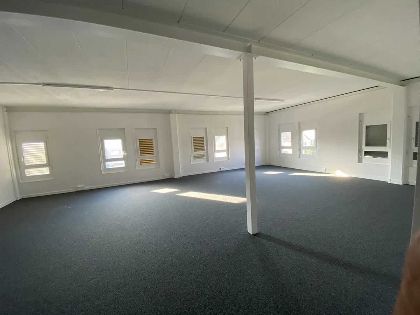 Office space for rent in a prime location - Photo 2 of 5