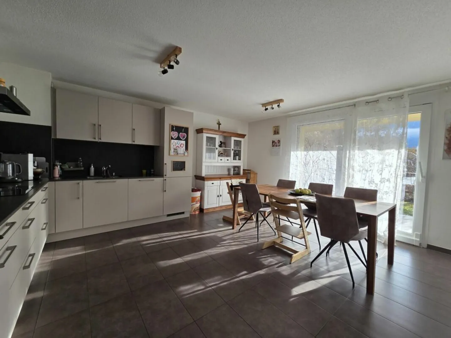 ZU ERGREIFEN - 4,5-Zimmer-Wohnung mit Terrasse und Innenparkplätzen - Foto 4 von 12