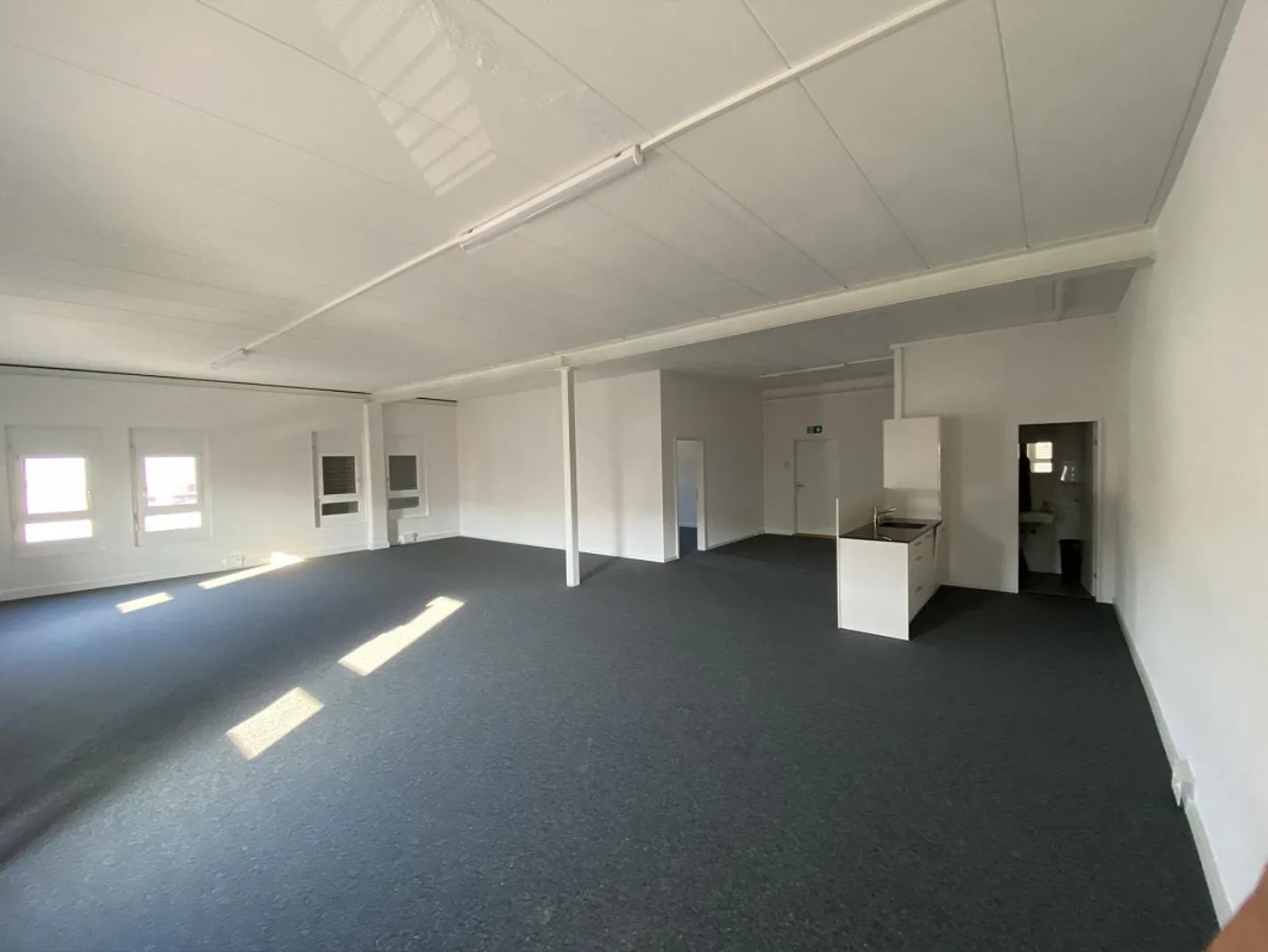 Office space for rent in a prime location - Photo 3 of 5