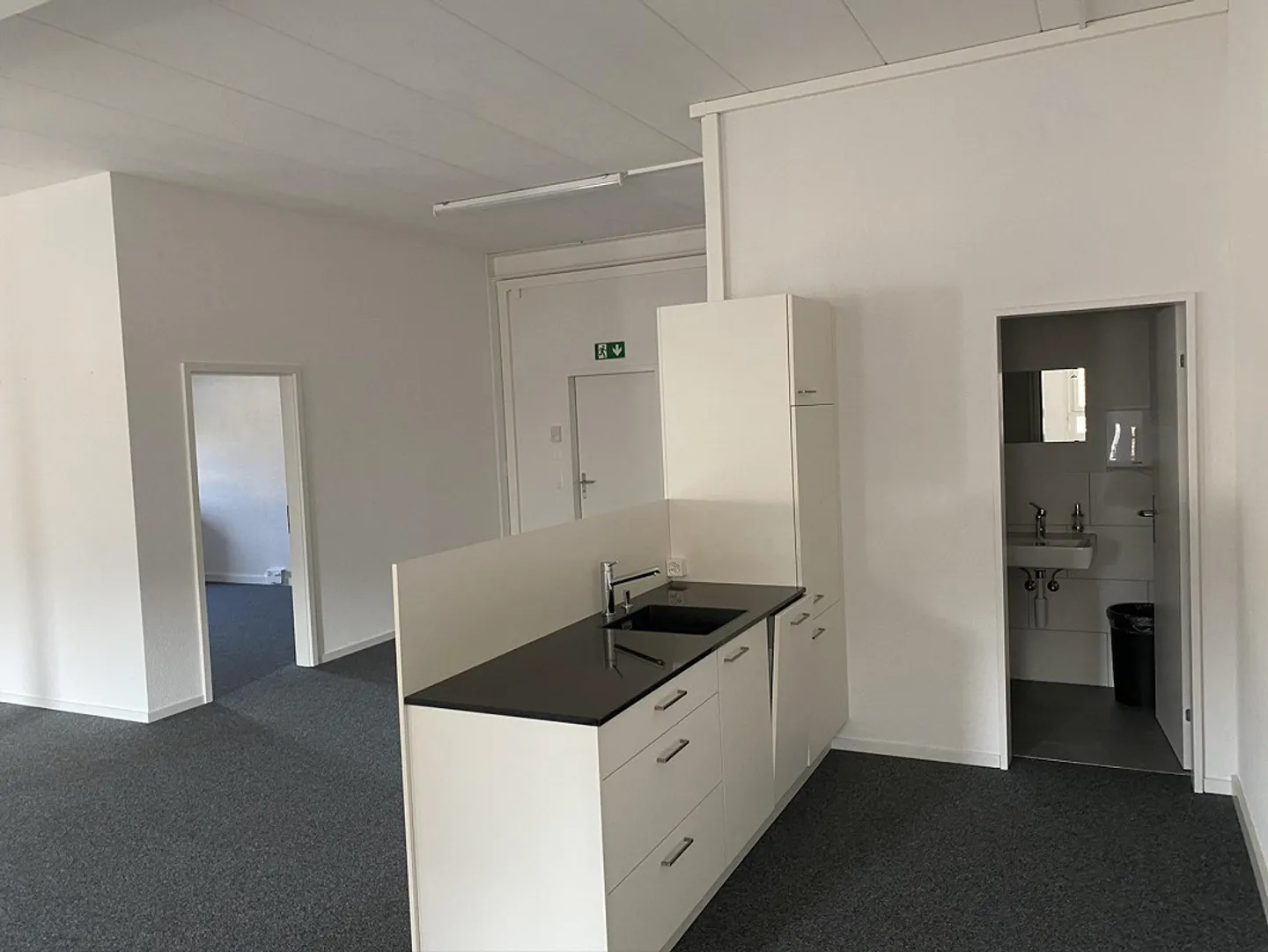 Office space for rent in a prime location - Photo 5 of 5