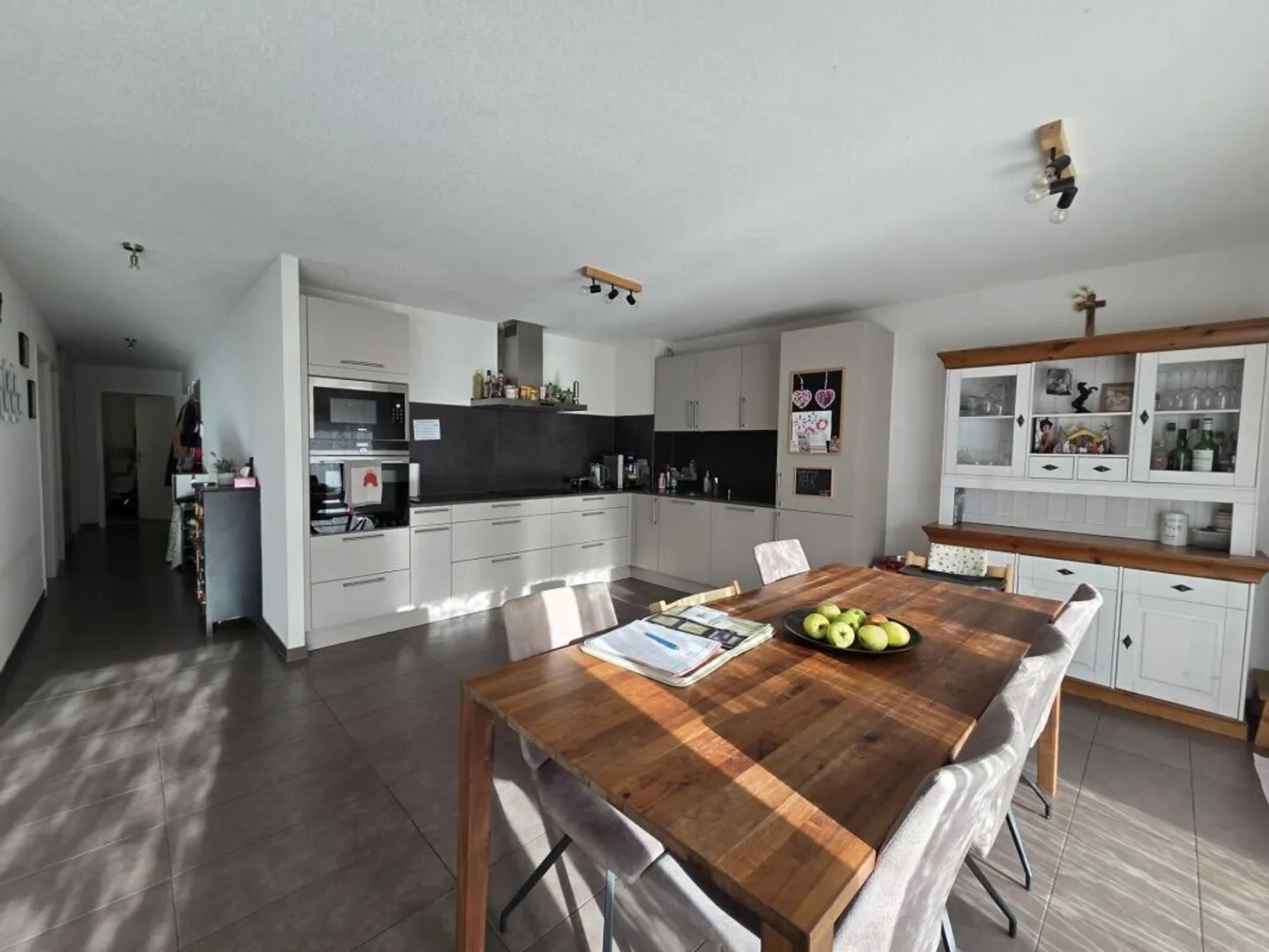 ZU ERGREIFEN - 4,5-Zimmer-Wohnung mit Terrasse und Innenparkplätzen - Foto 1 von 12