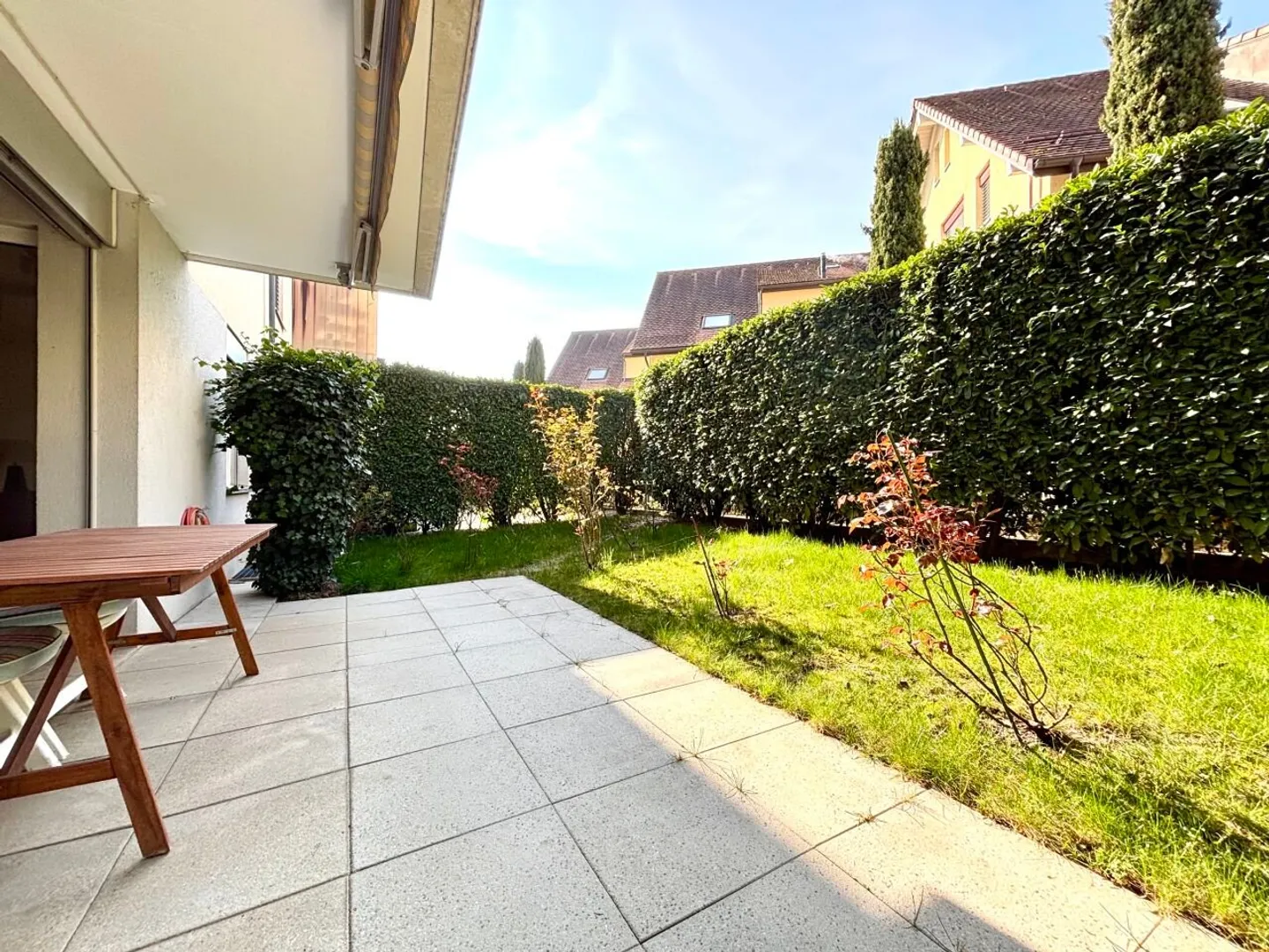 Beautiful furnished apartment with 3.5 rooms and small terrace next to the train station in Gland - Photo 2 of 13