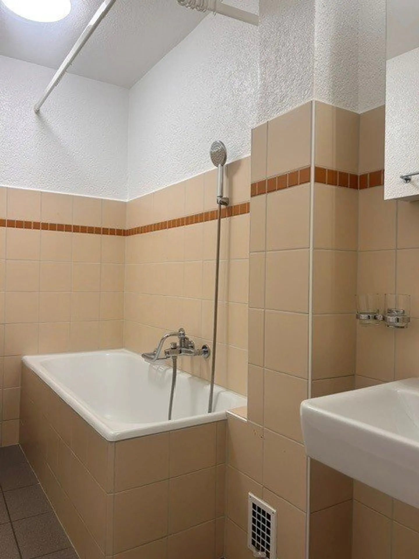 Spacious 4-room apartment with large terrace in Puidoux - Photo 6 of 7