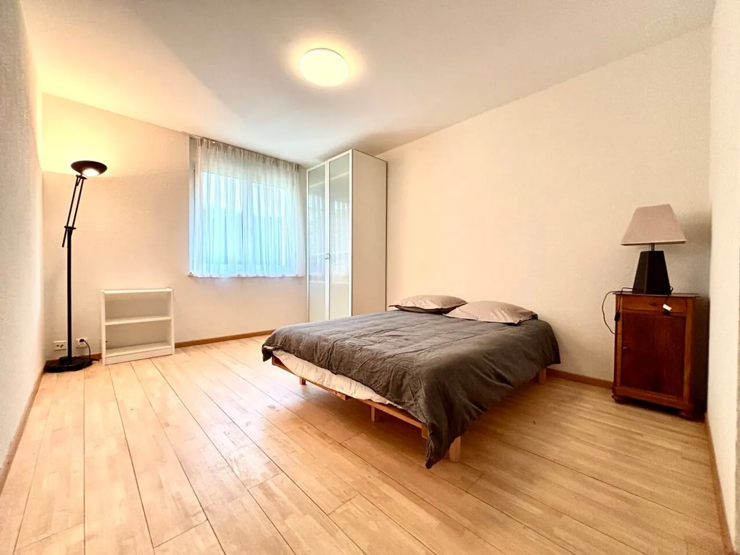 Beautiful furnished apartment with 3.5 rooms and small terrace next to the train station in Gland - Photo 9 of 13