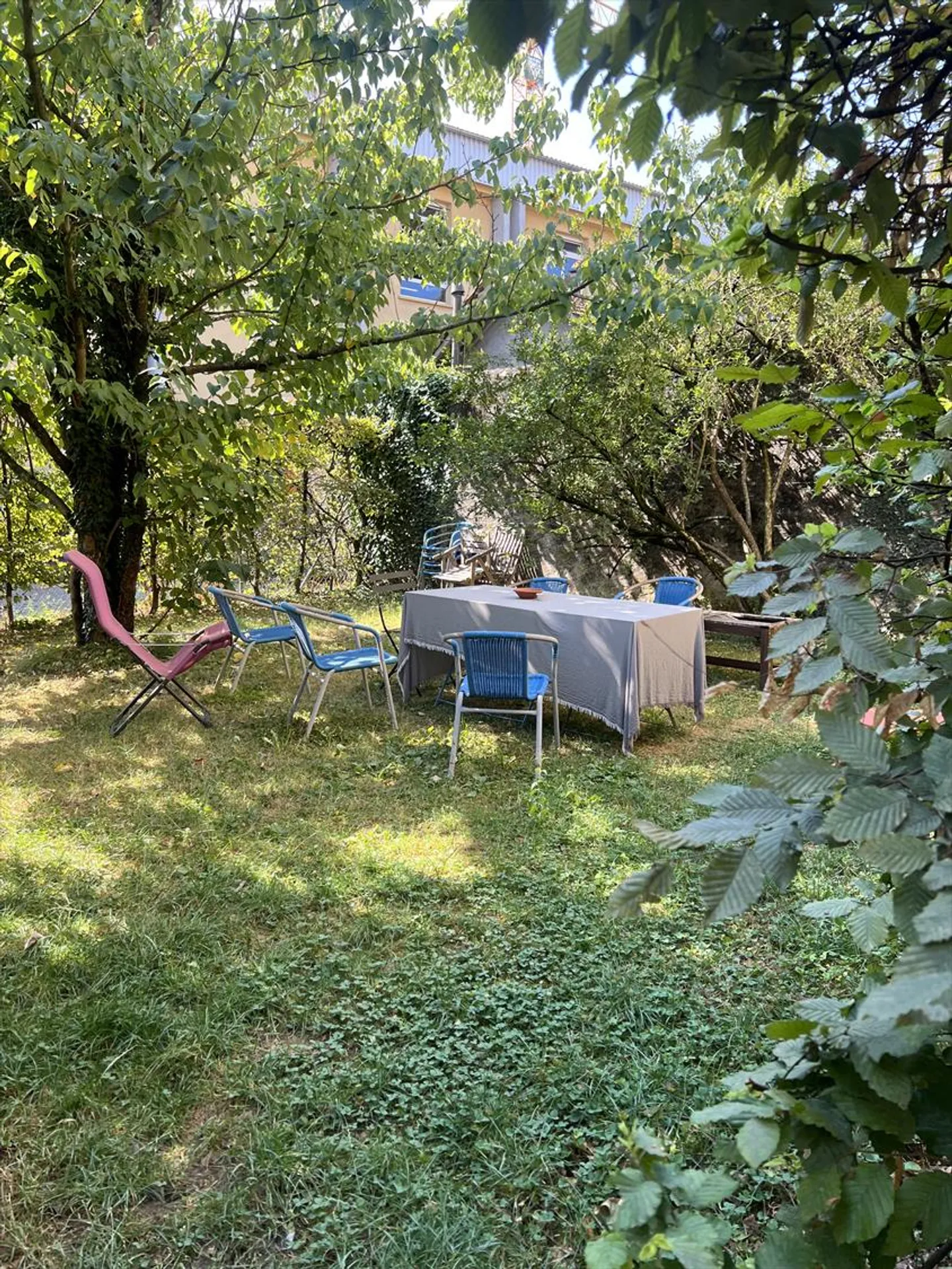 Charmant appartement de 4 pièces avec cheminée à Carouge - Photo 2 sur 12