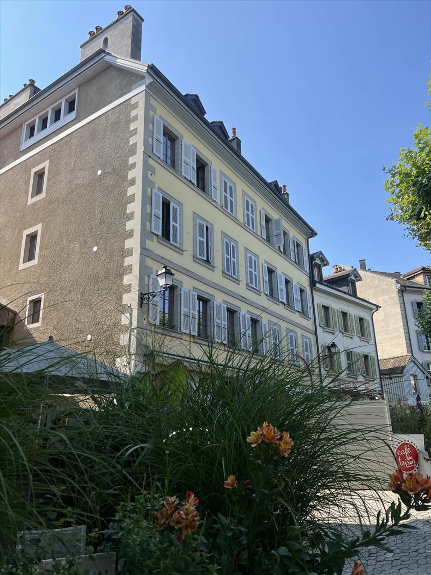 Charmant appartement de 4 pièces avec cheminée à Carouge - Photo 3 sur 12