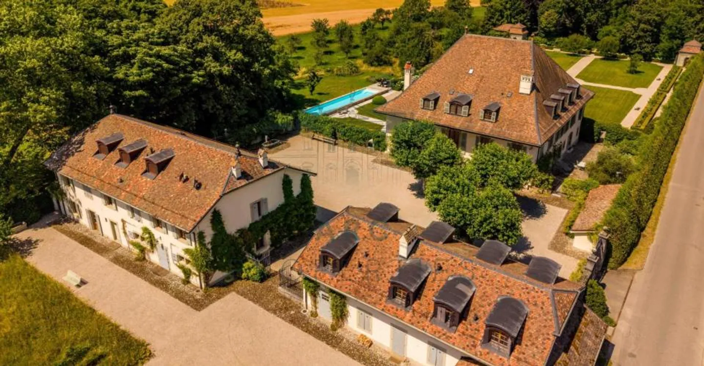 Historisches Schloss in Genfer Landschaft - Foto 2 von 12