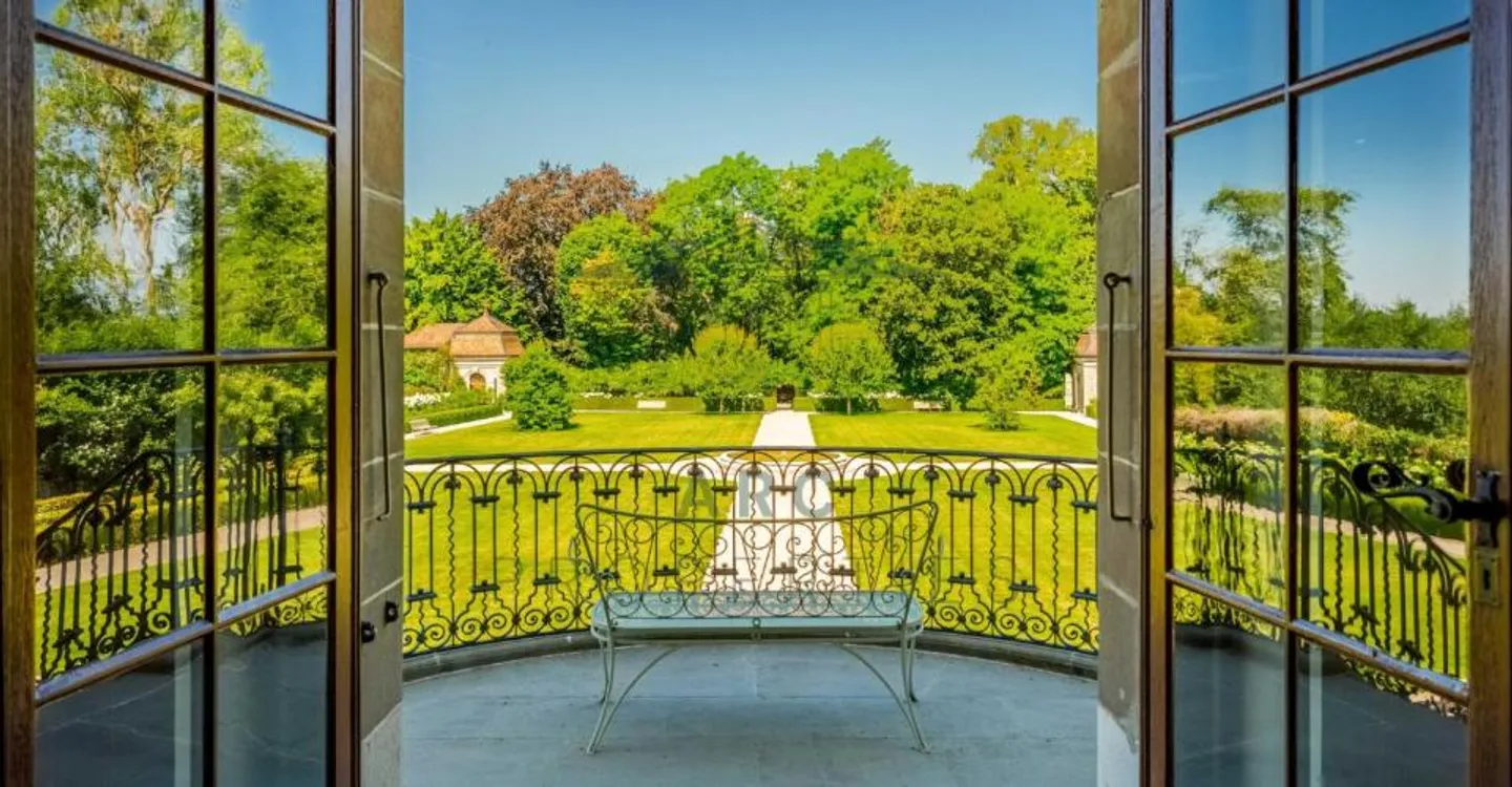 Historisches Schloss in Genfer Landschaft - Foto 4 von 12