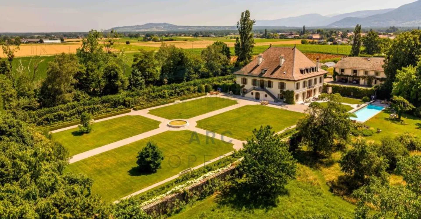 Historisches Schloss in Genfer Landschaft - Foto 1 von 12