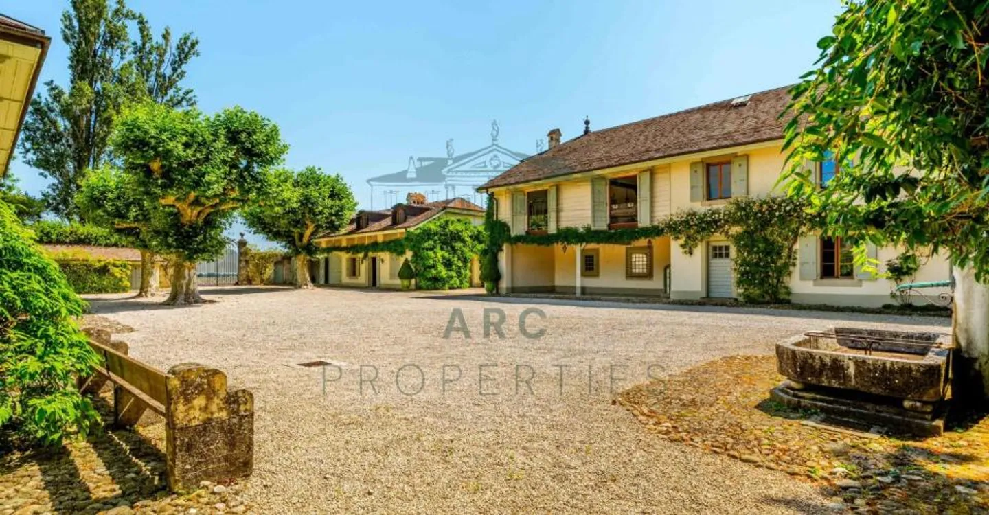 Historisches Schloss in Genfer Landschaft - Foto 12 von 12
