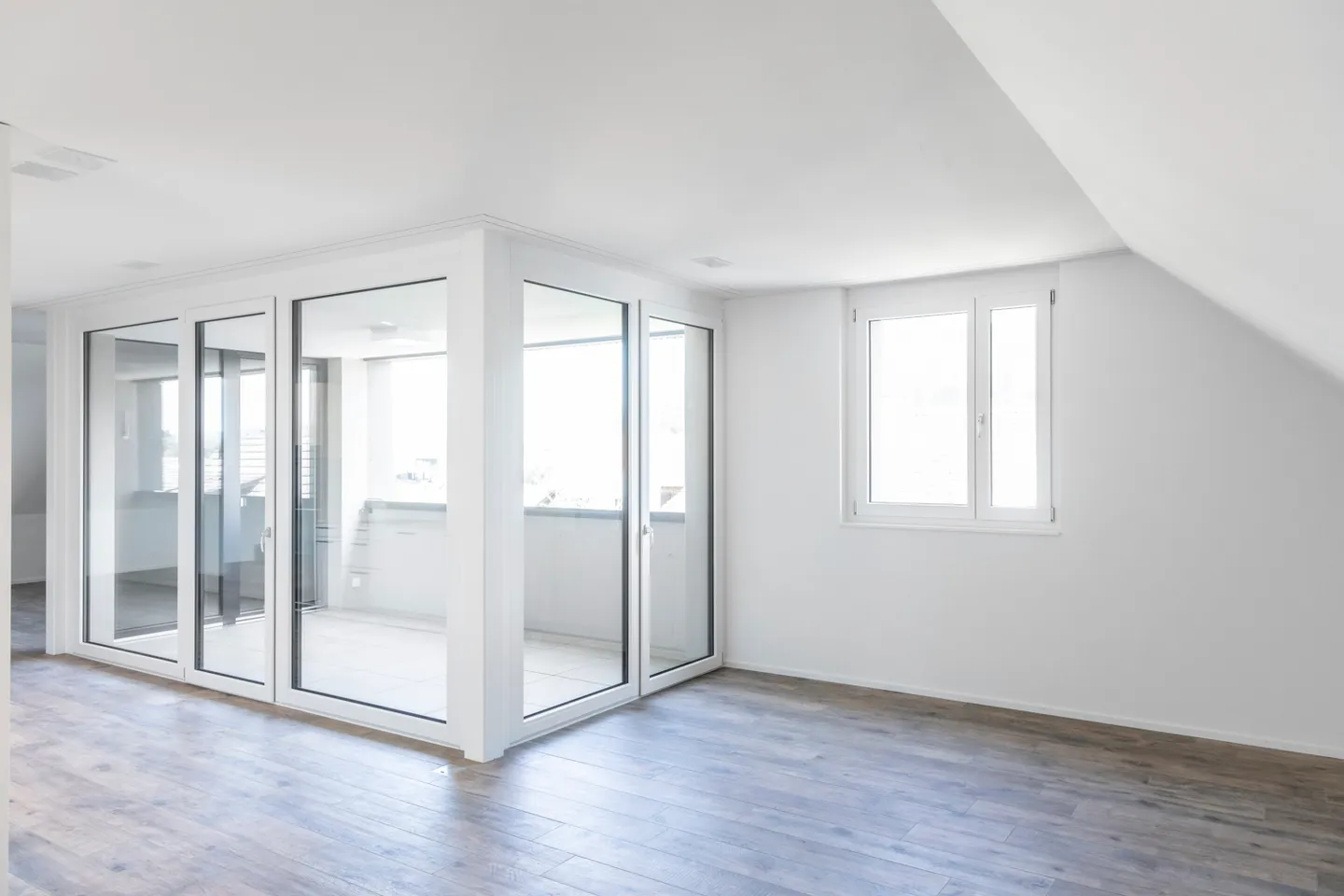 Beautiful bright apartment with a view of greenery - Photo 2 of 10