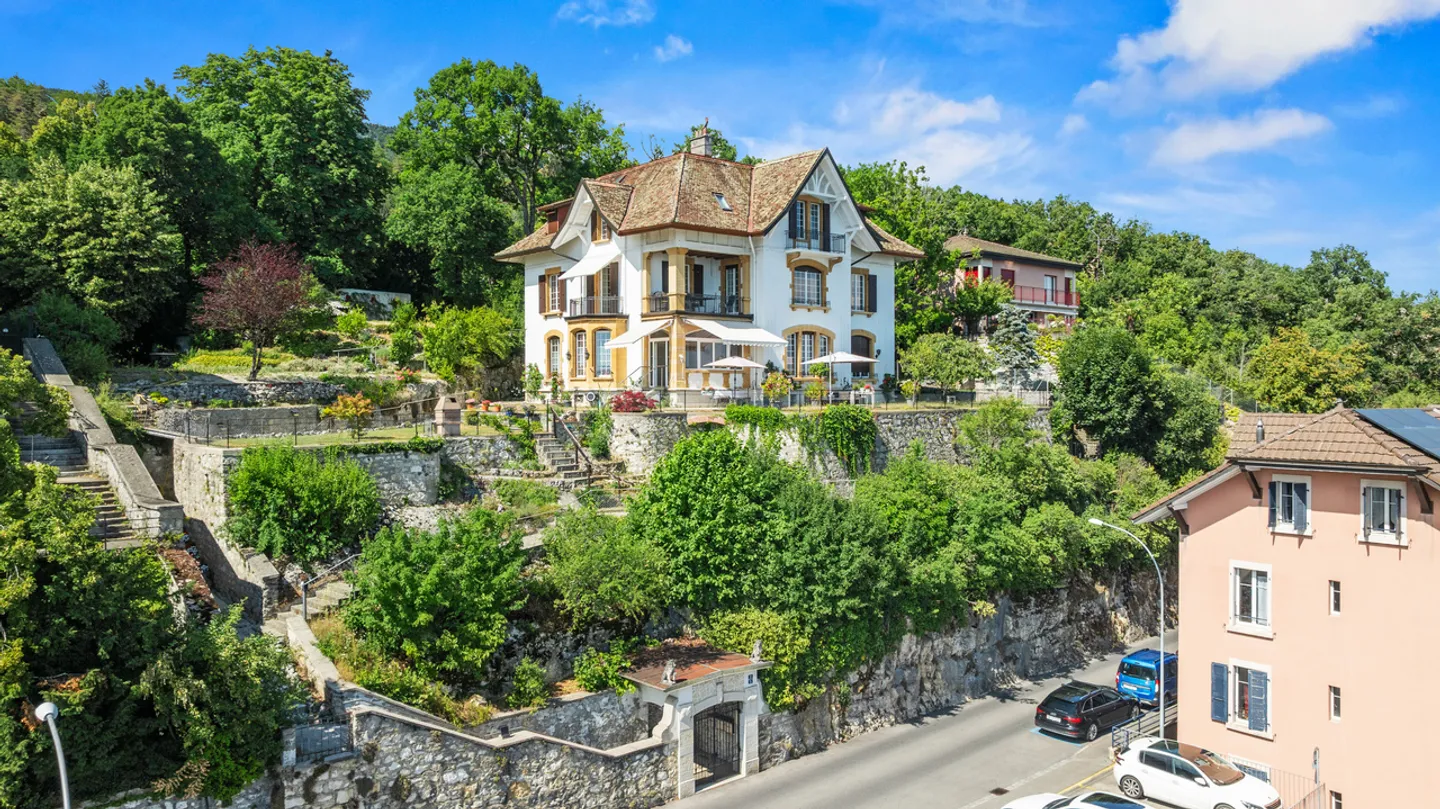 Duplex with old-world charm and breathtaking view - Photo 1 of 14