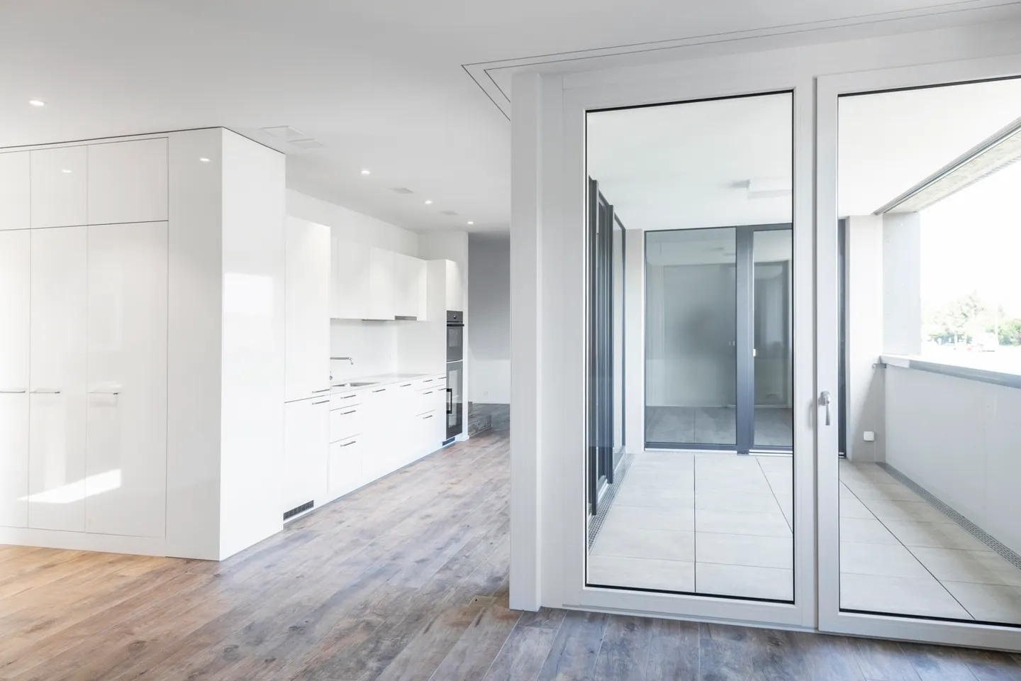 Beautiful bright apartment with a view of greenery - Photo 3 of 10