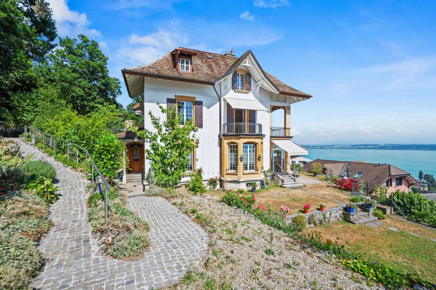 Duplex with old-world charm and breathtaking view - Photo 2 of 14