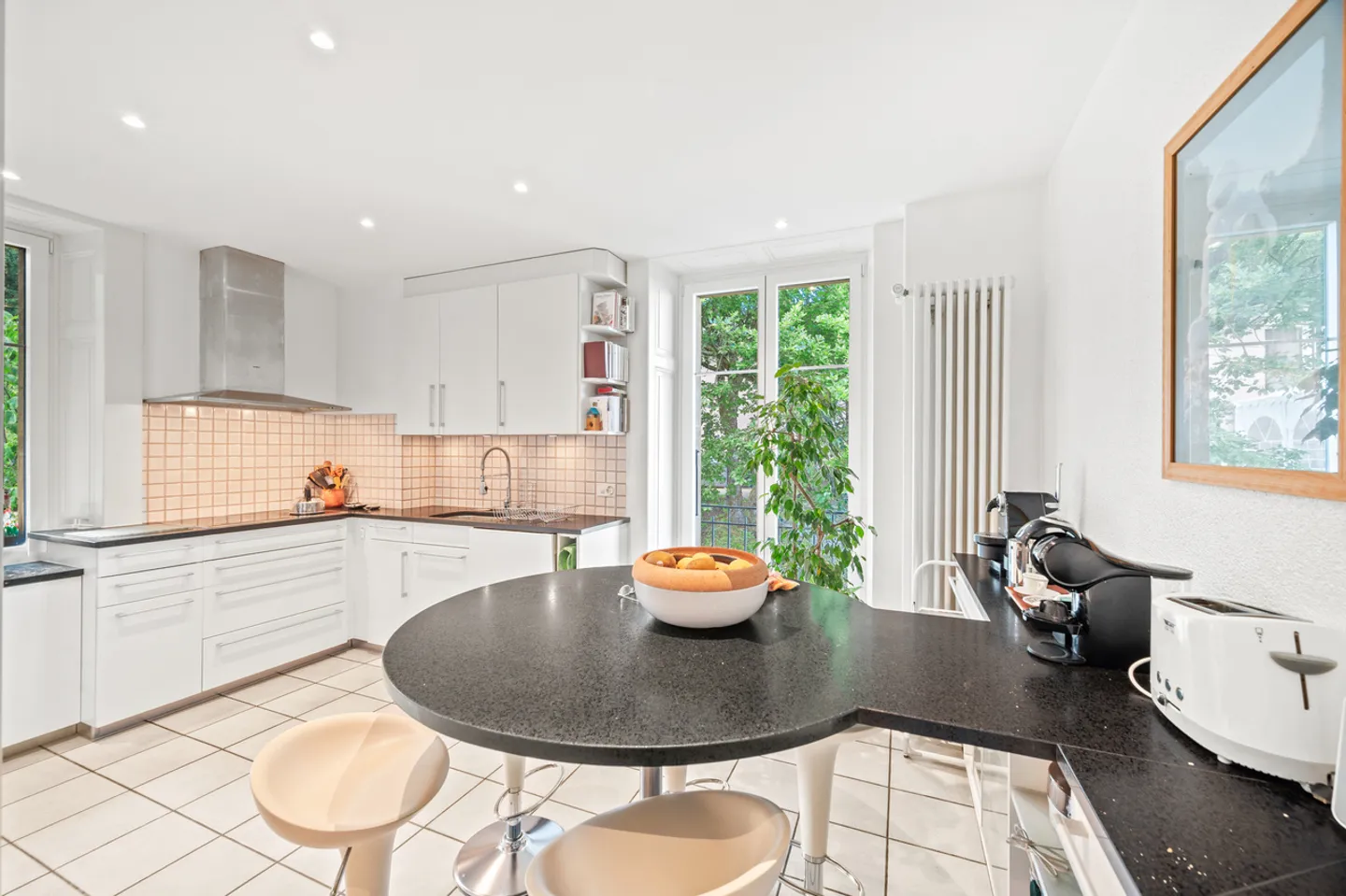 Duplex with old-world charm and breathtaking view - Photo 5 of 14