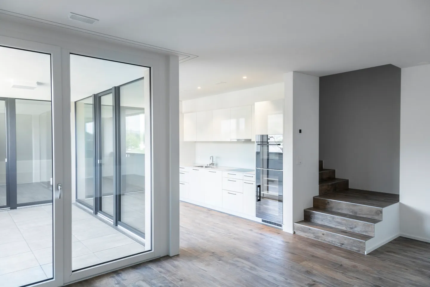 Beautiful bright apartment with a view of greenery - Photo 4 of 10