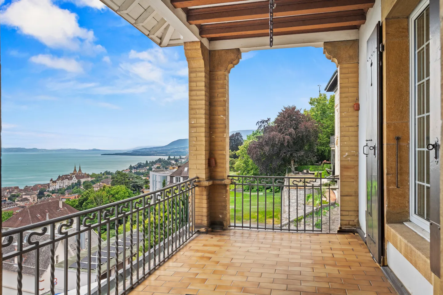 Duplex with old-world charm and breathtaking view - Photo 8 of 14