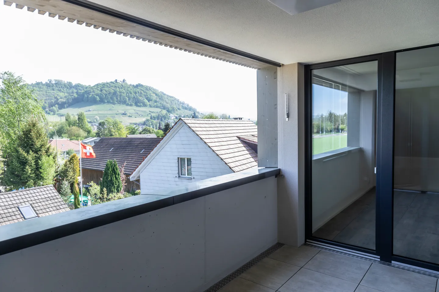 Beautiful bright apartment with a view of greenery - Photo 5 of 10