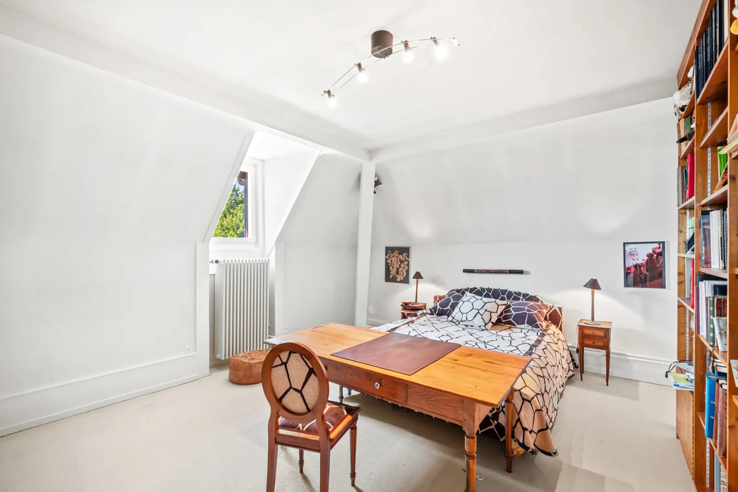 Duplex with old-world charm and breathtaking view - Photo 12 of 14