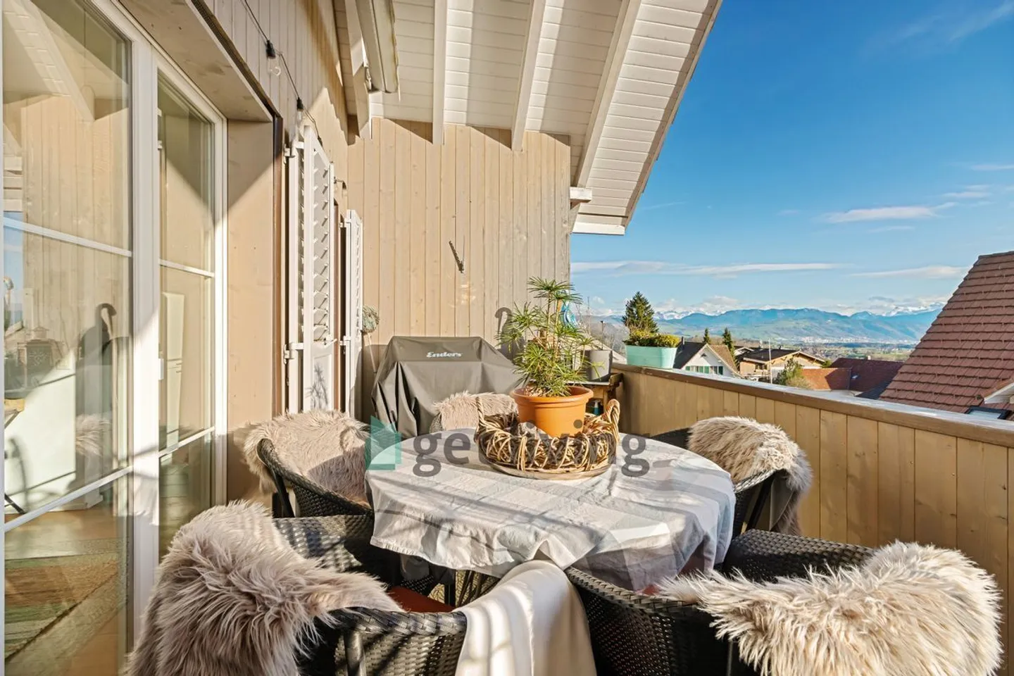 SPACIOUS 6.5 ROOM APARTMENT WITH A VIEW - Photo 2 of 12