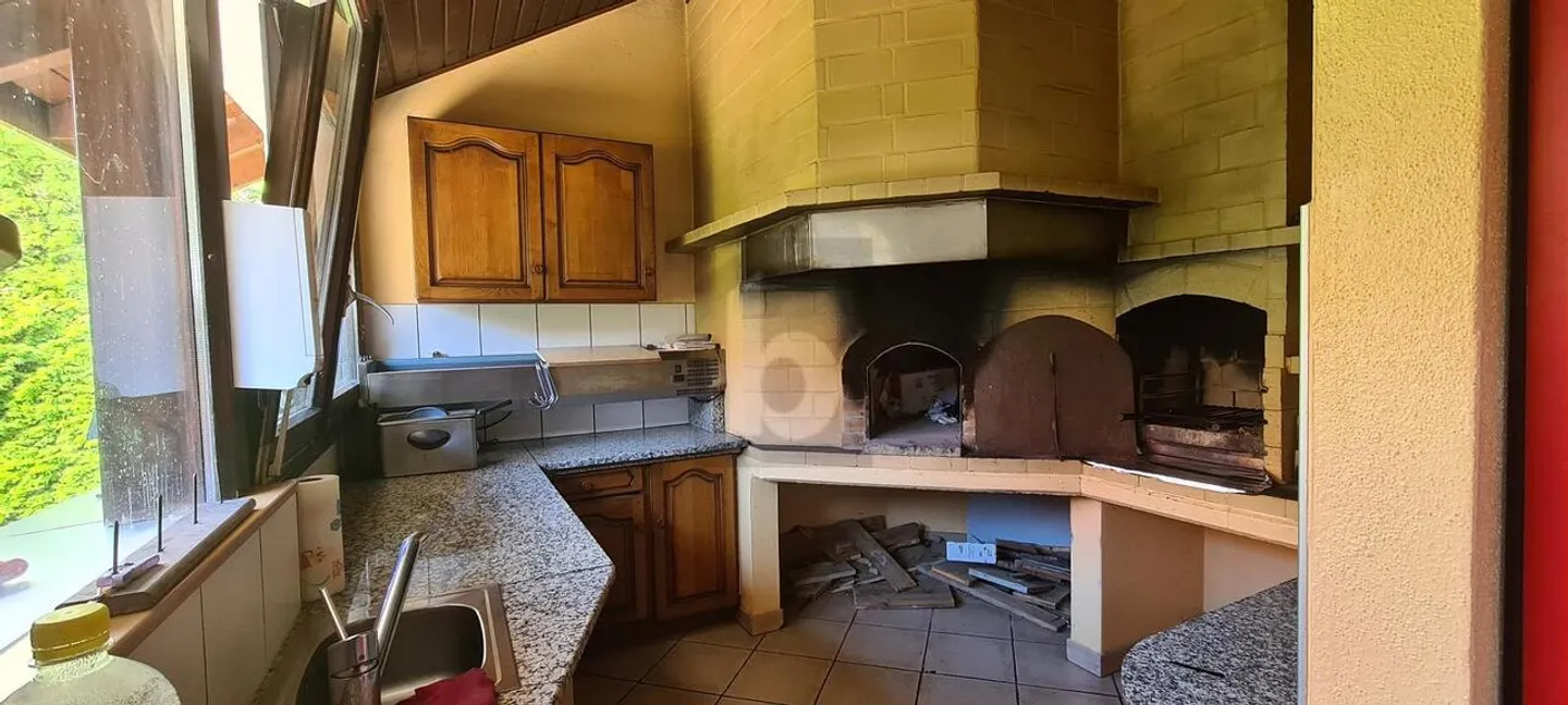 PRICE-PERFORMANCE! SPACIOUS WITH BEAUTIFUL POTENTIAL - Photo 2 of 6