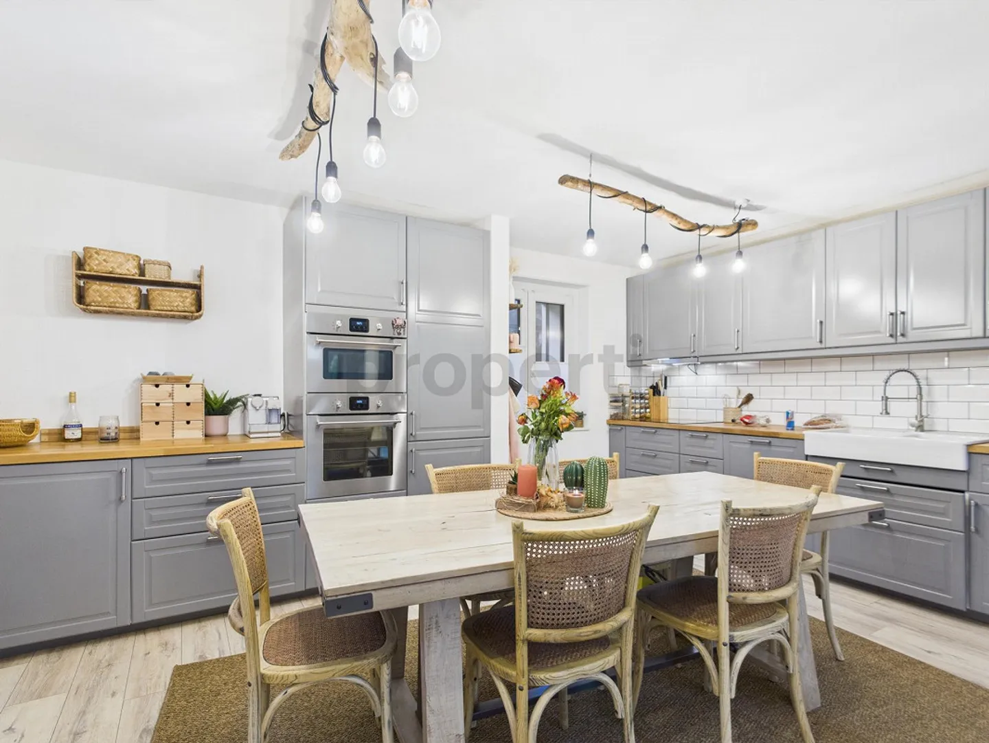 Casa familiare ristrutturata con due appartamenti indipendenti e giardino... - Foto 1 di 9