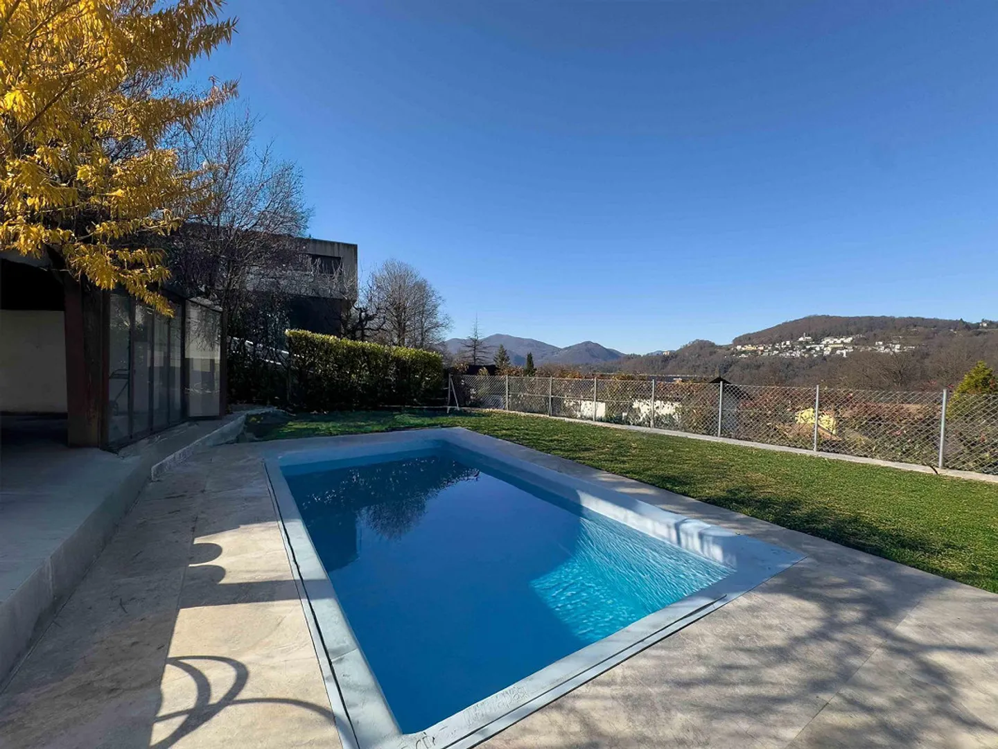 Casa con giardino e piscina a Carabbia - Foto 11 di 15