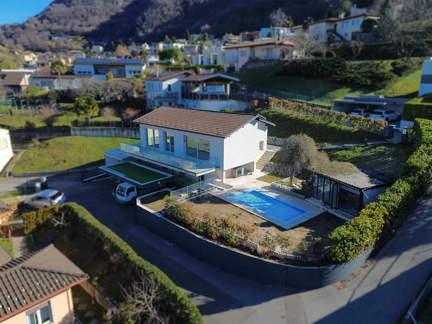 Casa con giardino e piscina a Carabbia - Foto 12 di 15