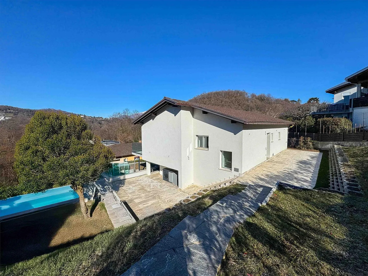 Casa con giardino e piscina a Carabbia - Foto 13 di 15