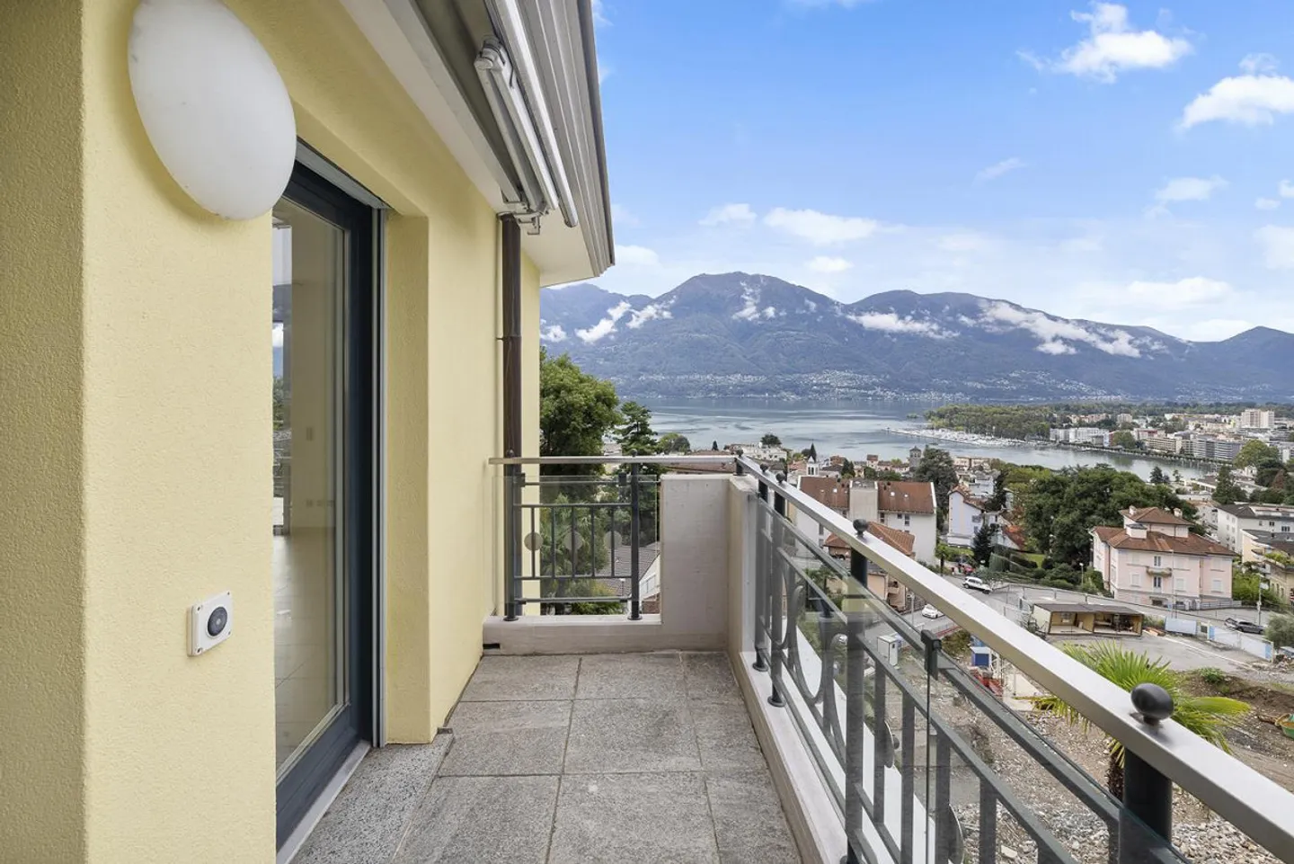 Lake View and Comfort in Muralto – 4.5 Rooms with Spa Area - Photo 3 of 17