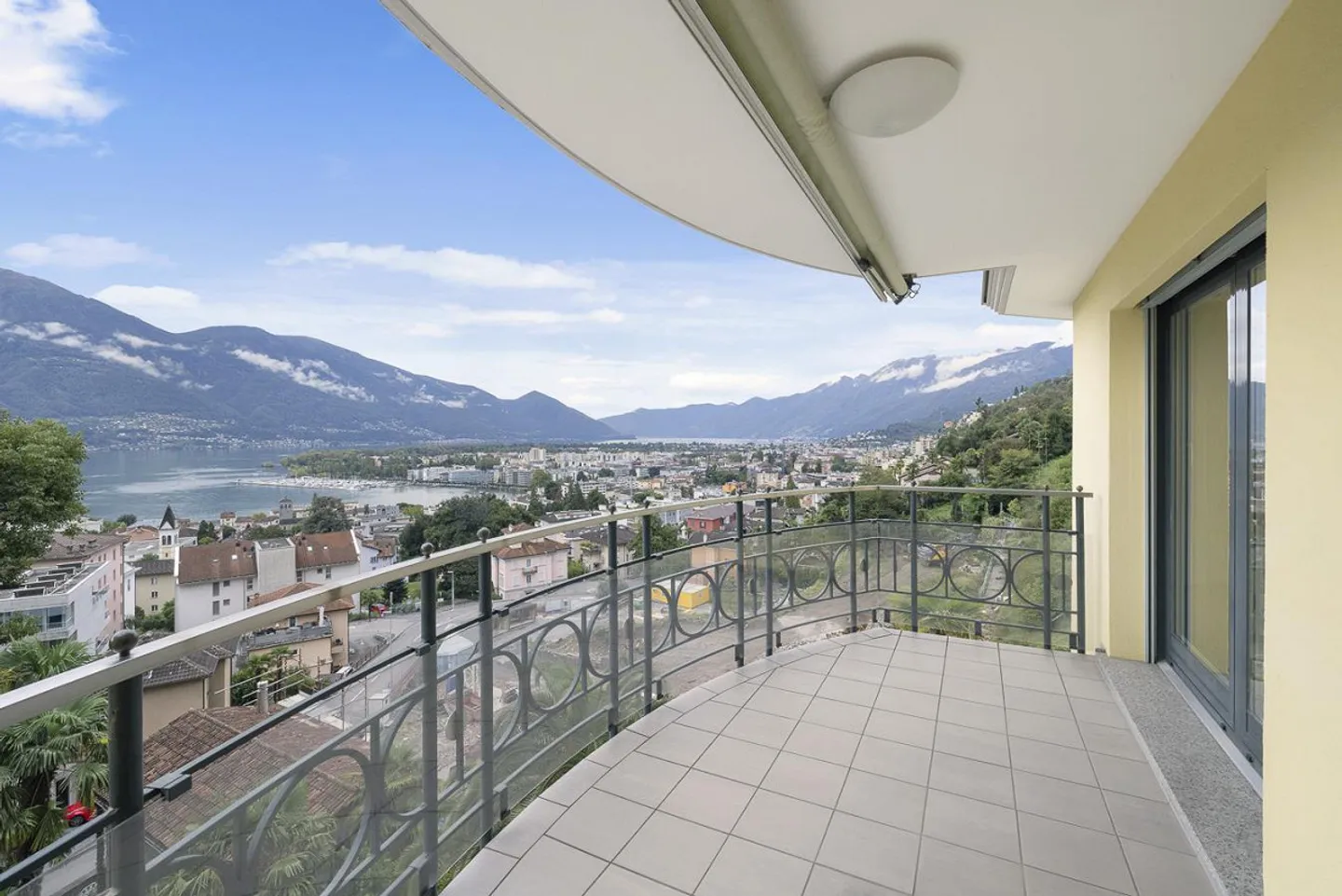 Lake View and Comfort in Muralto – 4.5 Rooms with Spa Area - Photo 1 of 17