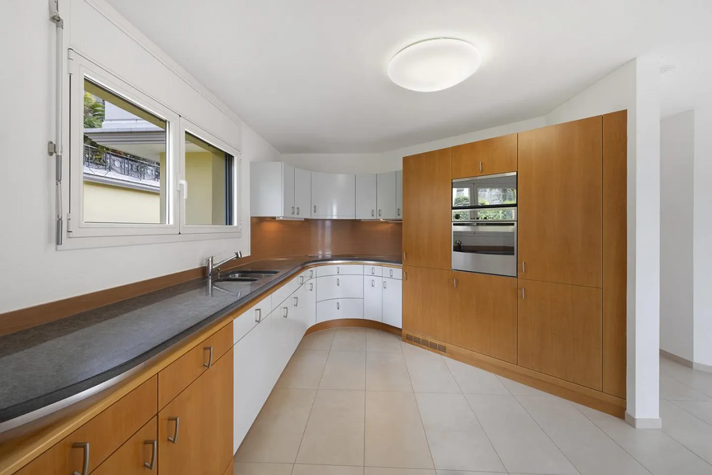 Lake View and Comfort in Muralto – 4.5 Rooms with Spa Area - Photo 4 of 17