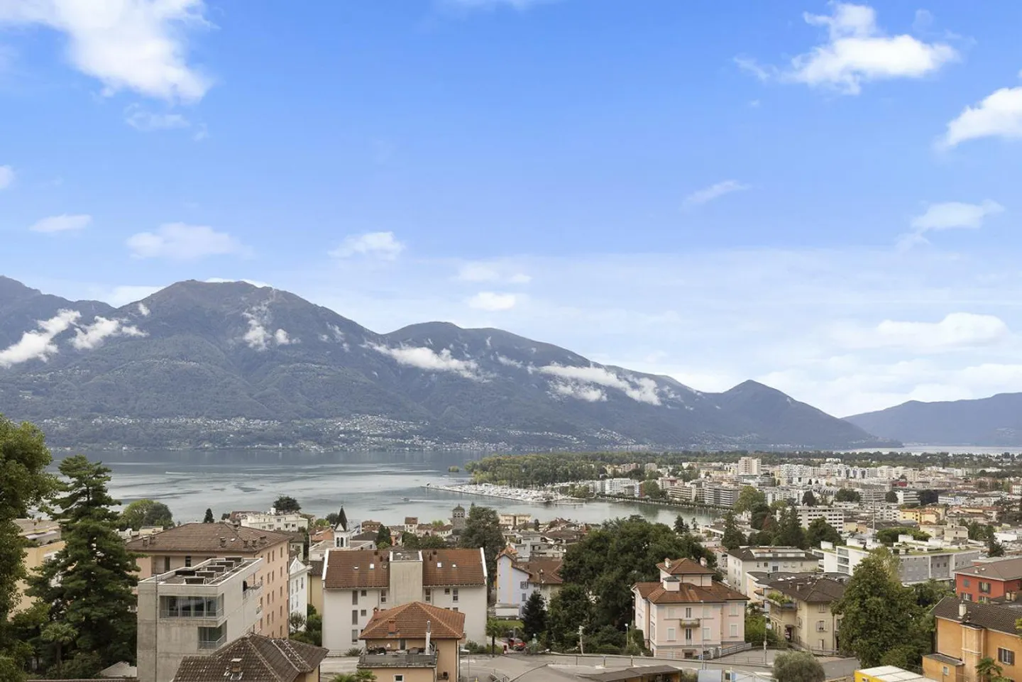 Lake View and Comfort in Muralto – 4.5 Rooms with Spa Area - Photo 5 of 17